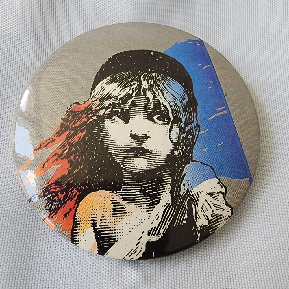 Les Miserables Gavroche concert only Button Badge Pinback Made in England 1986